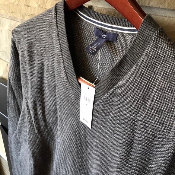 Gap Gray V-Neck Sweater. Size M NWT - Picture 4 of 4
